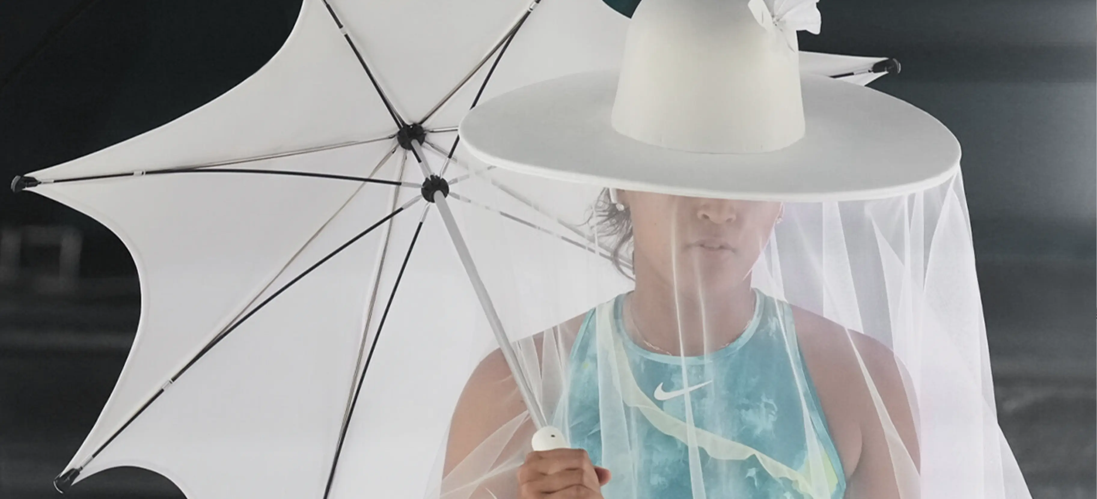 Noemi Osaka with senz umbrella